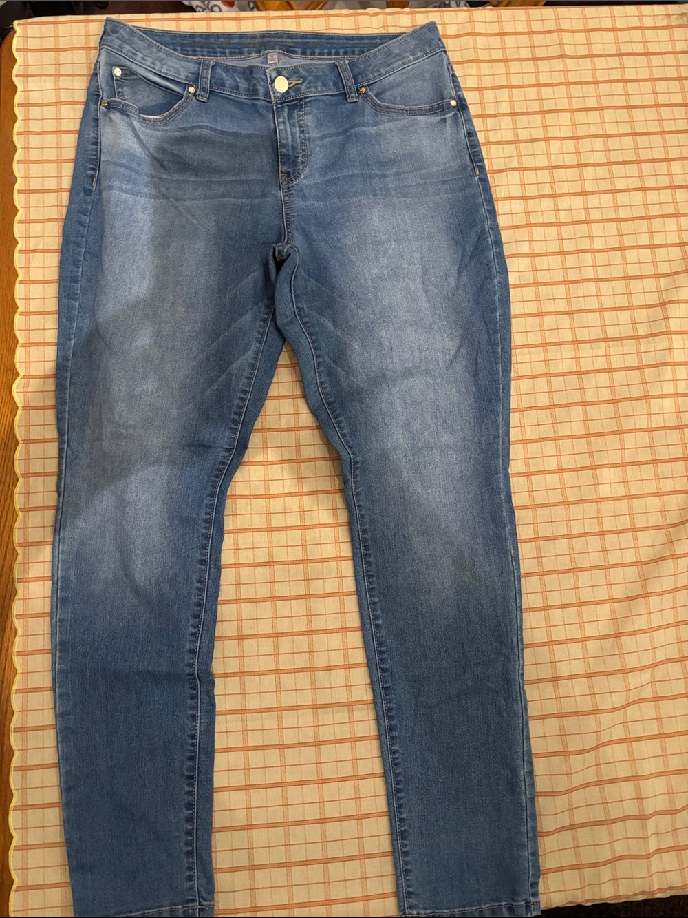 Jennifer Lopez Skinny Jeans in Faded Blue Wash